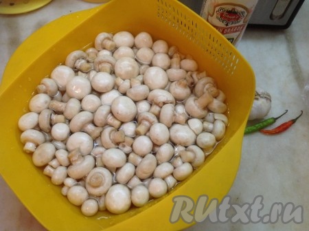 Шампиньоны замочить в холодной воде на 5 минут и хорошо промыть.
