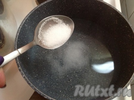 Для приготовления маринада в отдельную кастрюльку налить воду, добавить соль, сахар, лавровые листья и перец горошком. Помешивая, довести до кипения и кипятить несколько минут (до полного растворения соли и сахара). В конце добавить уксус и выключить огонь.