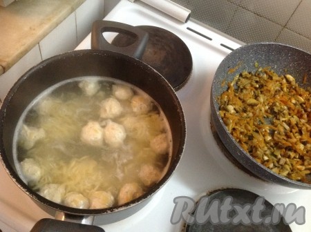 Как только вода с макарончиками закипит, лепим фрикадельки из фарша и добавляем в кастрюлю.
