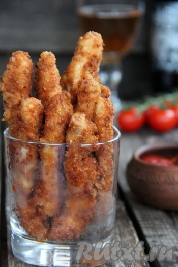 Аппетитные, вкусные куриные стрипсы в панировочных сухарях, приготовленные в домашних условиях, можно подать к столу в качестве основного мясного блюда, дополнив соусом, гарниром, или в качестве закуски к пиву.