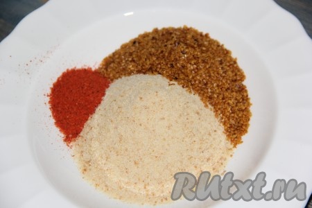 Для получения панировки нужно на достаточно плоской тарелке соединить панировочные сухари, специи (я добавила 1 столовую ложу паприки) и кунжут (я купила обжаренный кунжут).