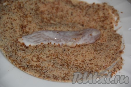 Достать кусочки куриного филе из кефира и обвалять в панировке со всех сторон. Покрывать панировкой нужно столько кусочков куриного филе, сколько одновременно поместятся на сковороду.