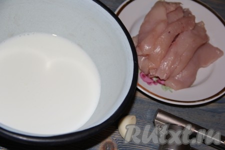 Куриное филе вымыть, обсушить, нарезать на длинные брусочки. Чеснок очистить. Кефир влить в достаточно глубокую миску, добавить соль, пропущенный через пресс чеснок, перемешать.