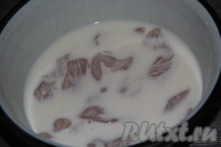 Выложить подготовленное филе в кефир и оставить на 10 минут (можно и на более длительное время).