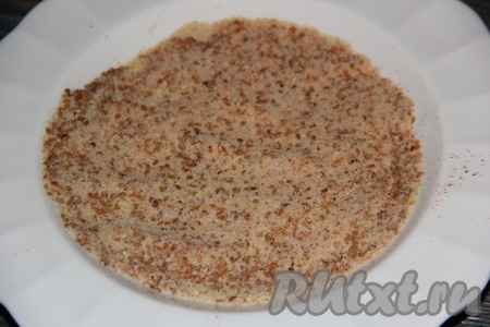 Перемешать панировку.