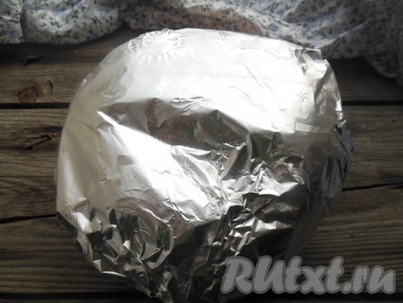 Обверните тыкву в 2 слоя фольги.
