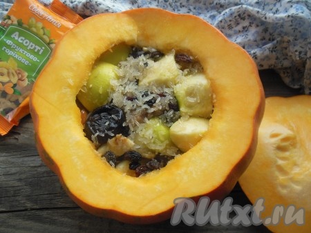 Слейте воду из тыквы. Переложите рис с сухофруктами и яблоками в тыкву.