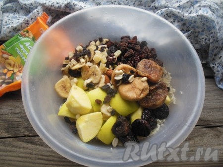 В глубокой миске смешайте рис, сухофрукты, яблоки.