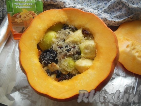 Тыкву сразу же поставьте на фольгу.
