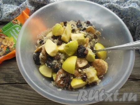 Добавьте сахар по вкусу, я добавила 3 столовых ложки, но, на мой вкус, сладости было маловато, перемешайте.