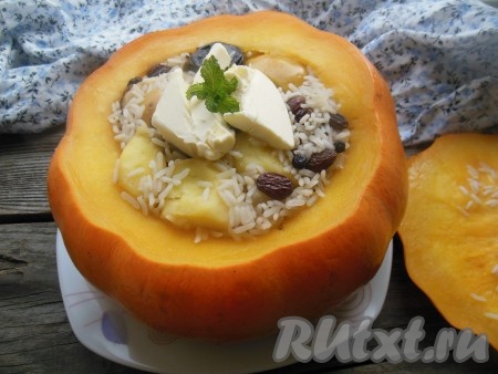 В процессе запекания в духовке рис хорошо пропарится в тыкве, сухофрукты и яблоки отдадут прекрасный аромат нашему сладкому плову. Готовая тыква должна быть полностью мягкой, она должна легко прокалываться деревянной шпажкой. Фольгу разверните, снимите крышечку, положите сверху кусочек сливочного масла.