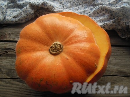 Тыкву промойте, срежьте сверху "шапочку" - она нам будет служить крышечкой при запекании в духовке.

