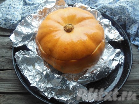 Поставьте фаршированную тыкву, завёрнутую в фольгу, в заранее разогретую до 180-200 градусов духовку.&nbsp;Готовьте плов с сухофруктами в тыкве в духовке&nbsp;2-2,5 часа.