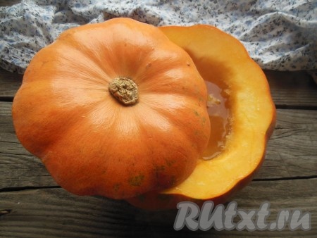 Внутрь тыквы влейте кипяток, накройте "крышечкой", дайте полностью остыть.
