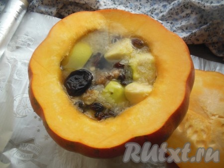 Залейте содержимое тыквы 2-2,5 стаканами кипятка и накройте "крышечкой" из тыквы.