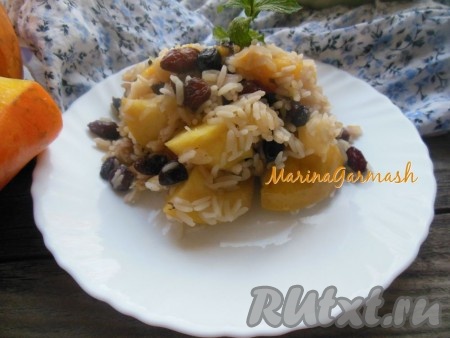 Плов с сухофруктами, запечённый в тыкве, можно подавать сразу. Но он станет вкуснее, если дать ему настояться, для этого накройте "крышечкой" тыкву, снова укутайте в фольгу, отправьте в тёплую духовку, дайте настояться еще около 25-30 минут. Этот сладкий плов я предпочитаю подавать с растопленным мёдом.