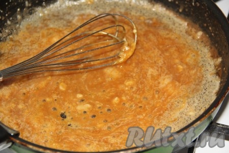 Когда сахар расплавится и станет золотисто-янтарного цвета, уменьшив огонь до минимума, небольшими порциями влить сливки комнатной температуры, постоянно перемешивая.