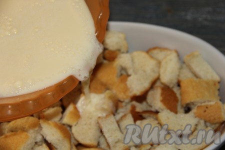 Получившейся яично-молочной смесью полить хлеб.
