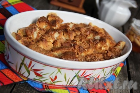 Поставить форму с хлебным пудингом в разогретую духовку и запекать при температуре 200 градусов, примерно, 45 минут. Пудинг покроется красивой золотистой корочкой.
