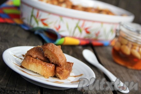 Изумительно вкусный пудинг, приготовленный из черствого белого хлеба, подать к столу в тёплом виде. Кусочки хорошо отделяются друг от друга. Аромат пудинга просто потрясающий!
