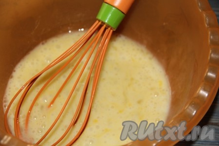 Яйца вбить в глубокую миску и слегка взбить венчиком.

