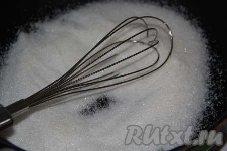 Для начала приготовим карамель, для этого нужно разогреть сковороду с толстым дном, всыпать сахар и дождаться, пока он начнёт растапливаться на среднем огне. Не перемешивайте сахар!