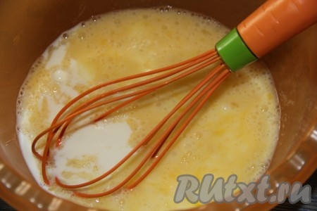 Затем к яйцам добавить молоко и ещё раз перемешать.
