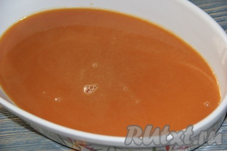 Затем добавить кусочек сливочного масла, перемешать до однородности и снять карамель с огня. На дно формы для выпечки вылить 1/2 карамели.
