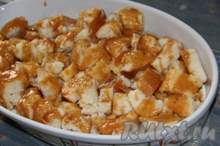 Сверху хлеб равномерно залить оставшейся карамелью.
