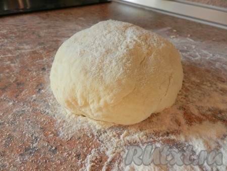 Когда тесто начнёт собираться в ком, переложить его на стол, присыпанный мукой и хорошенько вымесить, добавляя муку только по мере необходимости. Учитывайте, что тесто для пельменей, замешанное на кефире с яйцом, должно получиться эластичным, упругим, не прилипать к столу и рукам, не стоит забивать его лишней мукой. Накрыть тесто салфеткой и дать ему&nbsp;отдохнуть 20 минут при комнатной температуре.