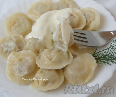 Для того чтобы сварить пельмени, их нужно аккуратно выкладывать в кастрюлю с достаточно большим количестве кипящей подсоленной воды с добавлением лаврового листа. Дать воде закипеть, уменьшить огонь до среднего. После того как пельмени всплывут в кастрюле, варить ещё 5-8 минут (до готовности).