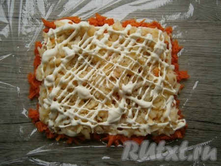 Смазать картофель майонезом.