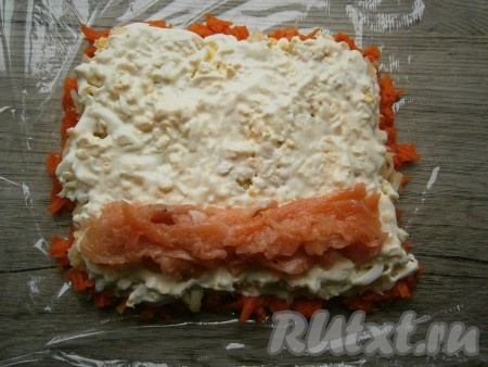 На край по всей длине выложить кусочки соленой семги (как на фото).
