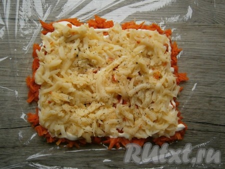 Вареный картофель очистить, натереть на крупной терке и выложить следующим слоем, немного посолить и поперчить.
