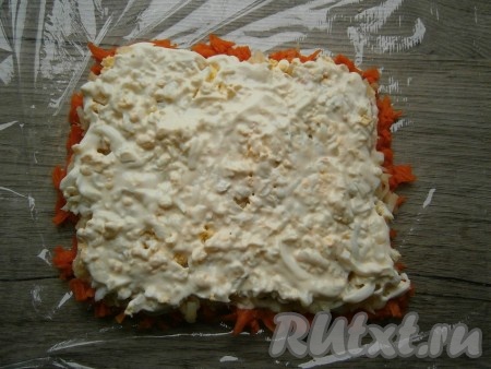 Далее выложить слой натертых вареных яиц, смазать майонезом.
