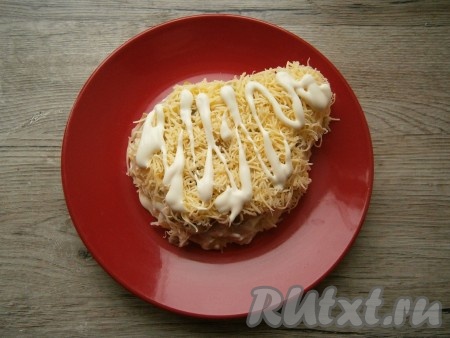 Следующий слой - это натертый на мелкой терке сыр + майонез.