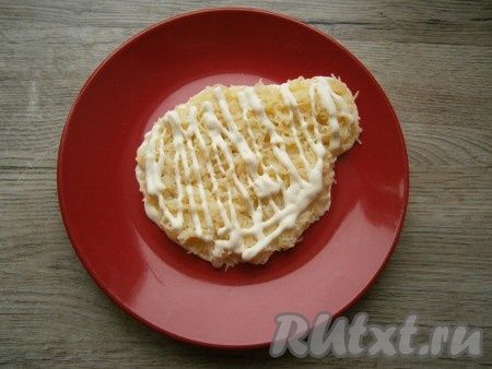 Первым слоем выложить натертый на мелкой терке очищенный вареный картофель, чуть посолить, смазать майонезом.
