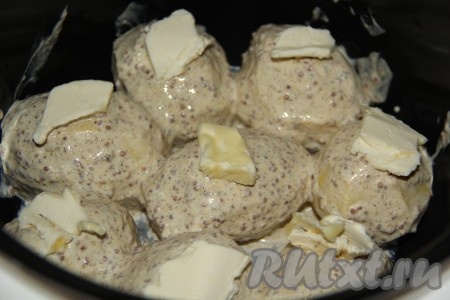 Поверх каждой картошины выложить кусочки сливочного масла. Выставить режим "Выпечка" на 30 минут, крышку мультиварки закрыть.
