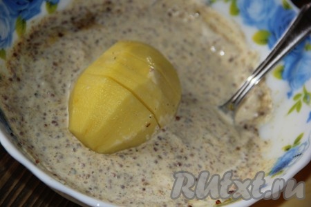 Искупать каждую картофелину со всех сторон в маринаде. Кисточкой смазать картофель между дольками.
