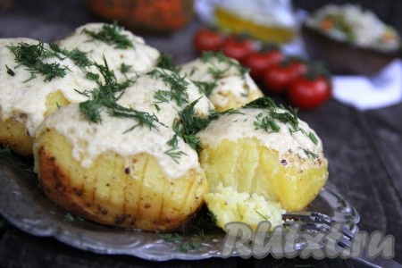 Переложить картошку-гармошку из мультиварки на тарелку, посыпать рубленной зеленью. Очень вкусная и ароматная картошечка получилась.