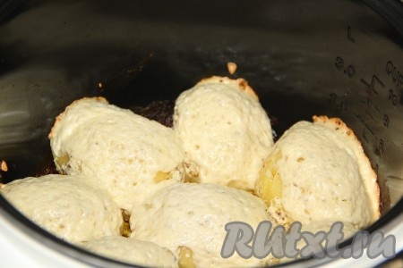 По истечении времени открыть мультиварку, вот так будет выглядеть картошка-гармошка. Готовность можно проверить зубочисткой - зубочистка должна легко входить в готовую картошечку.
