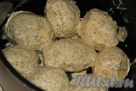 В чашу мультиварки выложить картофель гармошкой вверх. Остаток маринада выложить поверх картофеля.
