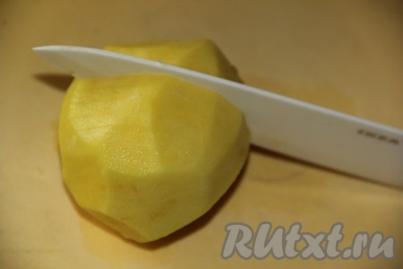 Картофелины для этого блюда желательно взять одинакового размера. Каждую картошину очистить и нарезать в виде гармошки, не дорезая до конца. 