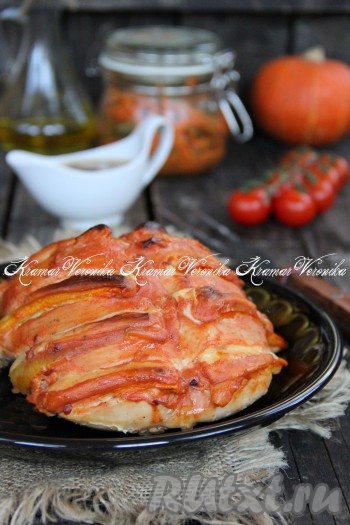 Нежную, вкусную, сочную куриную грудку, запечённую на кости, достать из духовки, переложить на тарелку, полить выделившимся соком, нарезать на кусочки и подать к столу.