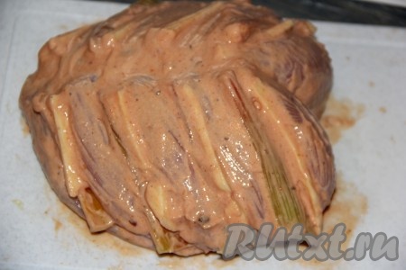 Оставшийся маринад нанести поверх мяса, сыра и болгарского перца.
