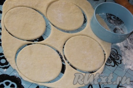 Тесто достать их холодильника и на столе, присыпанном мукой, раскатать в пласт толщиной, примерно, 3-5 мм. Затем вырезать кружочки диаметром 10-12 см.
