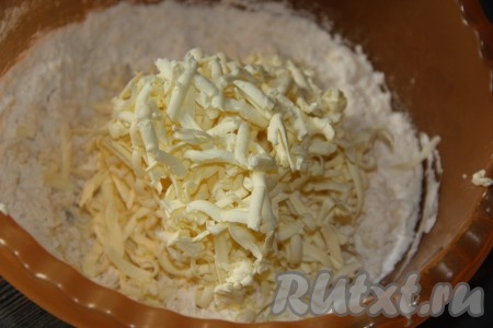 Холодное сливочное масло натереть на крупной тёрке и добавить в мучную крошку. 
