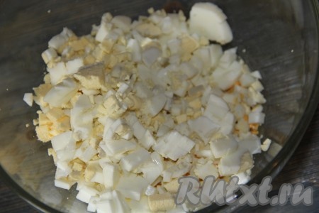 Для приготовления начинки яйца сварить и остудить. Очистить яйца и мелко нарезать.
