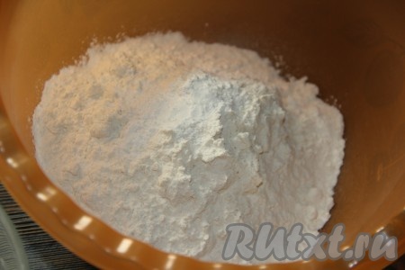 В глубокую миску всыпать муку и разрыхлитель.&nbsp;
