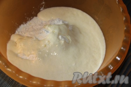 Влить сметанную смесь в муку и перетереть в крошку.
